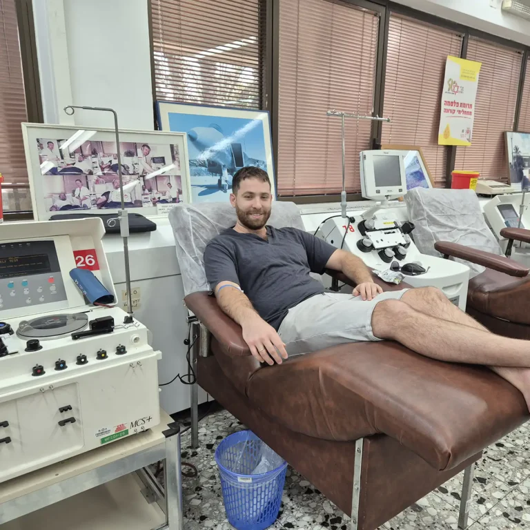 עומר בורשטיין תרם פלסמה בבנק הדם של מד"א בתל השומר ב- 10/11/2025