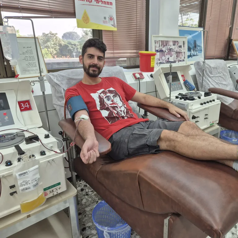 שחר קראוס תרם פלסמה בבנק הדם של מד"א בתל השומר ב- 10/11/2025
